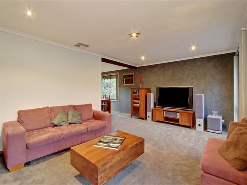 8 CORNELIA Close, Kilsyth VIC 3137