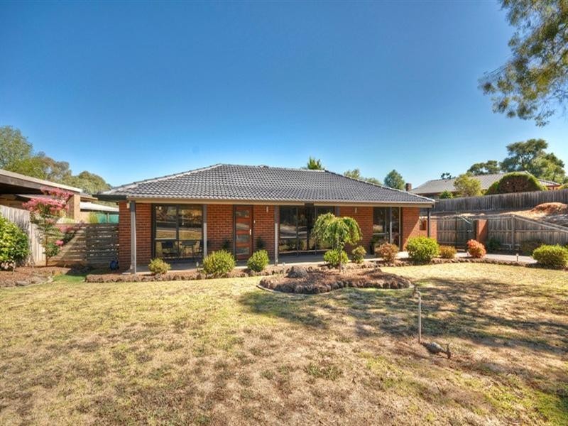 18 EASTWOOD CRES., Mooroolbark VIC 3138