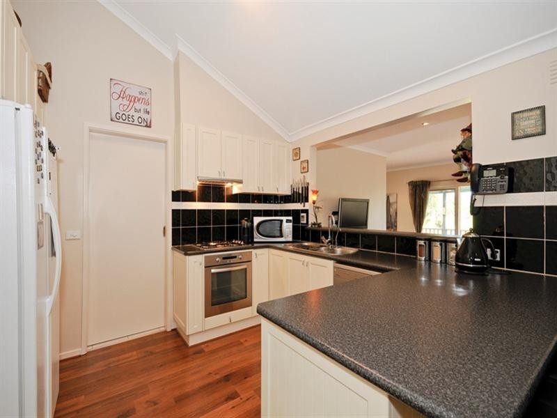 18 EASTWOOD CRES., Mooroolbark VIC 3138