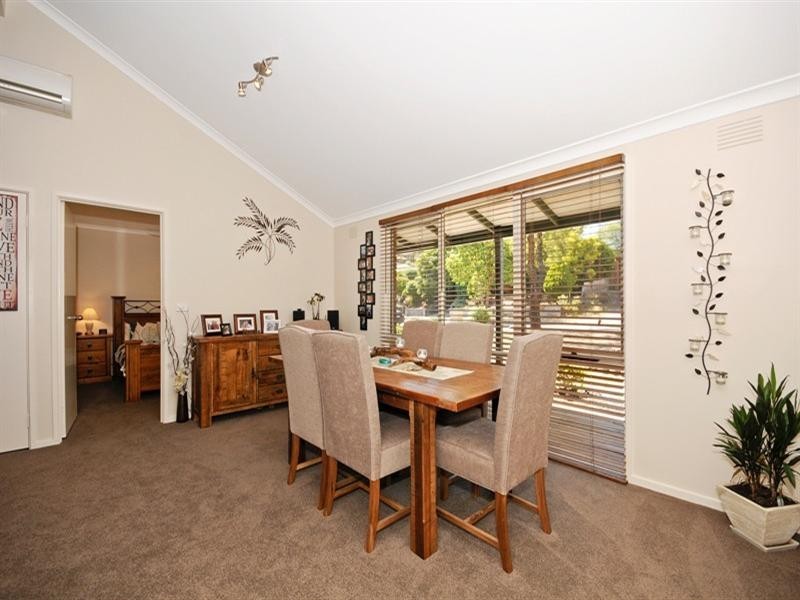 18 EASTWOOD CRES., Mooroolbark VIC 3138