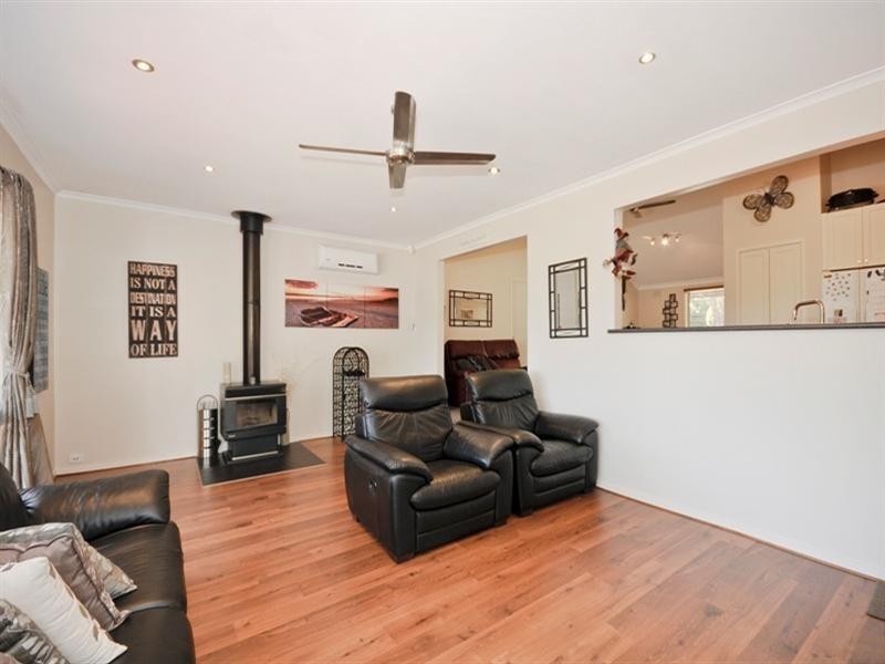 18 EASTWOOD CRES., Mooroolbark VIC 3138