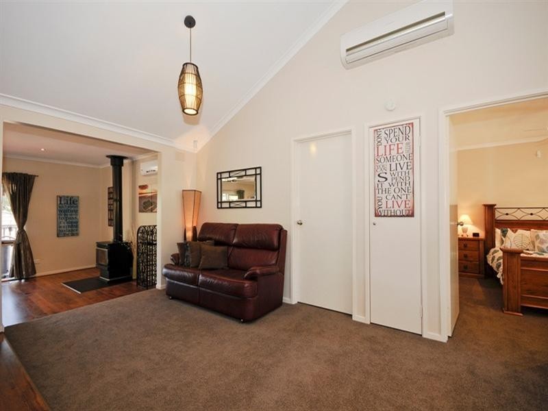 18 EASTWOOD CRES., Mooroolbark VIC 3138