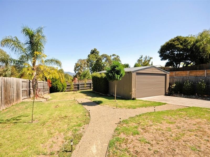18 EASTWOOD CRES., Mooroolbark VIC 3138