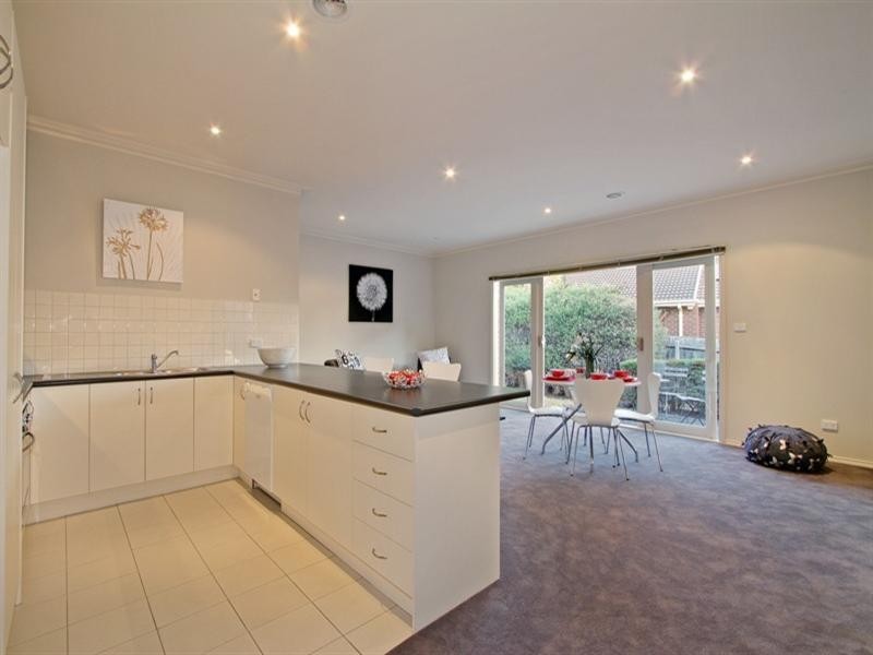 6 ST ANDREWS MEWS (enter at 118 Dorset Rd), Croydon VIC 3136