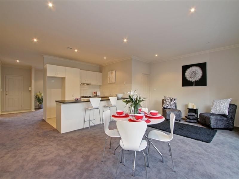 6 ST ANDREWS MEWS (enter at 118 Dorset Rd), Croydon VIC 3136