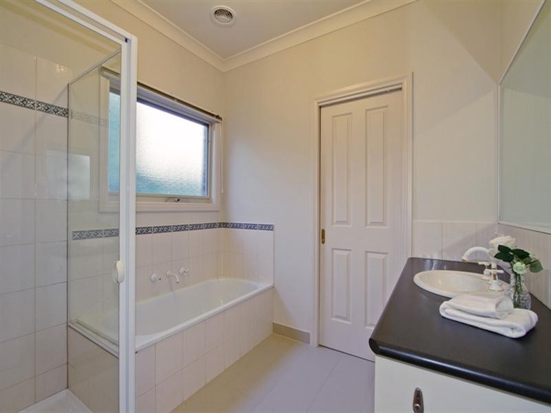 6 ST ANDREWS MEWS (enter at 118 Dorset Rd), Croydon VIC 3136