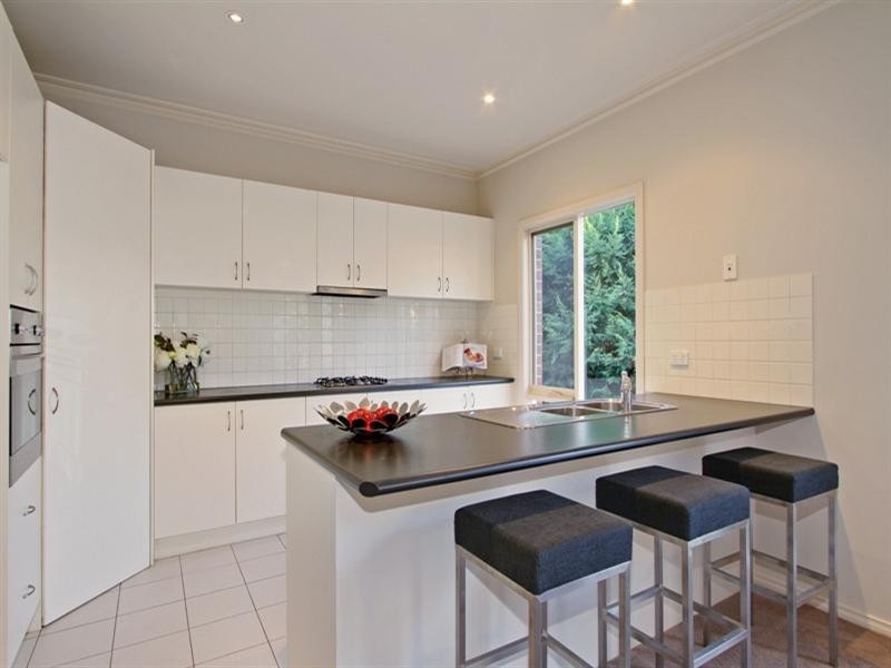 6 ST ANDREWS MEWS (enter at 118 Dorset Rd), Croydon VIC 3136