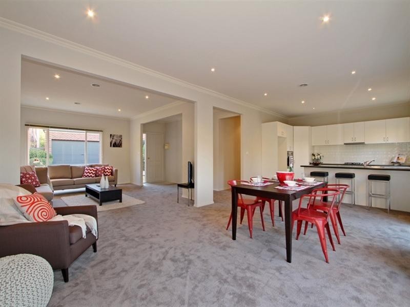 6 ST ANDREWS MEWS (enter at 118 Dorset Rd), Croydon VIC 3136