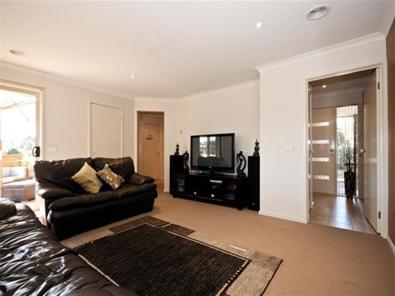 4/16A RUSSELL Avenue, Mooroolbark VIC 3138