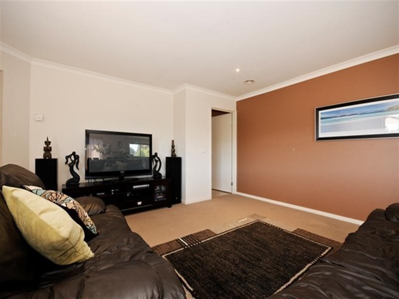4/16A RUSSELL Avenue, Mooroolbark VIC 3138