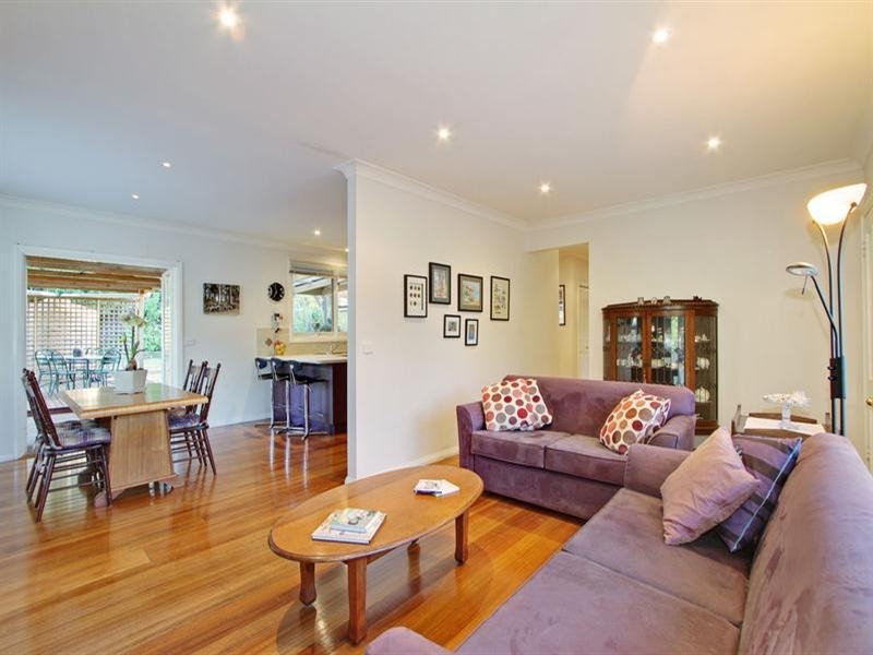 8 DUMOSA Avenue, Croydon VIC 3136
