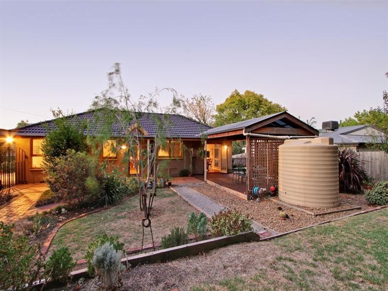 8 DUMOSA Avenue, Croydon VIC 3136