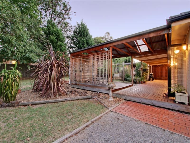 8 DUMOSA Avenue, Croydon VIC 3136