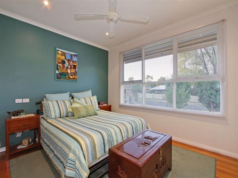 8 DUMOSA Avenue, Croydon VIC 3136