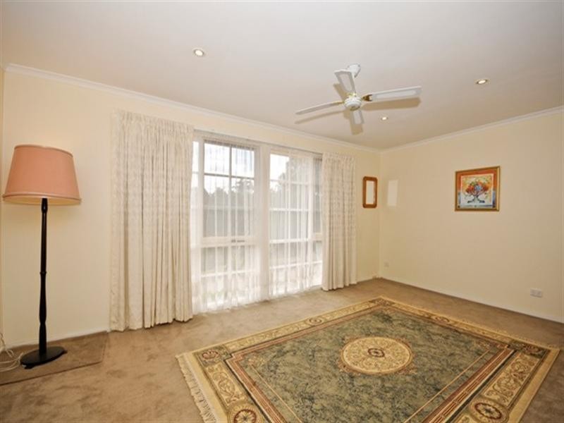 26 Lakeside Crescent, Croydon Hills VIC 3136