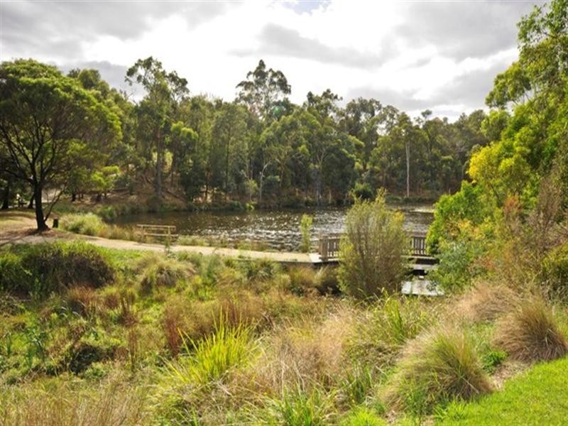 26 Lakeside Crescent, Croydon Hills VIC 3136