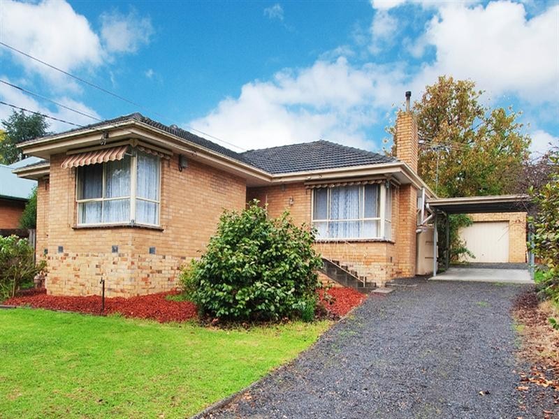 8 MANDOWIE Crescent, Croydon VIC 3136