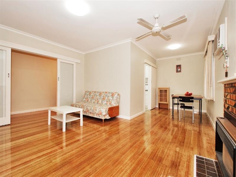 8 MANDOWIE Crescent, Croydon VIC 3136