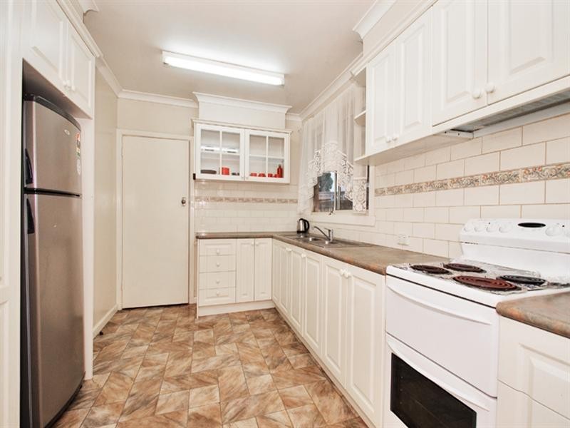 8 MANDOWIE Crescent, Croydon VIC 3136