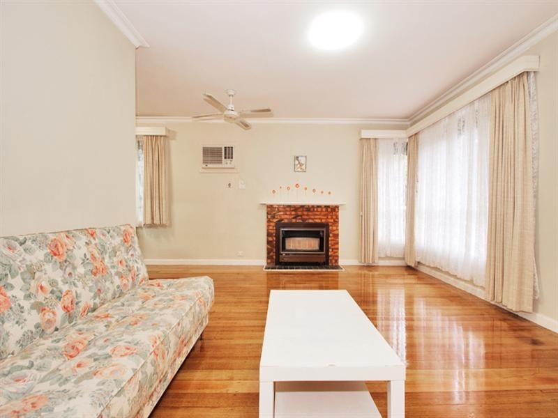 8 MANDOWIE Crescent, Croydon VIC 3136