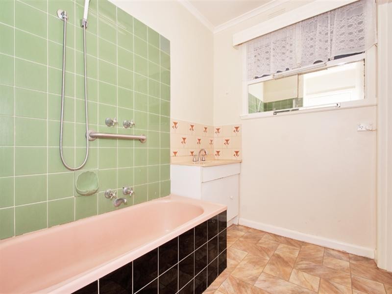 8 MANDOWIE Crescent, Croydon VIC 3136