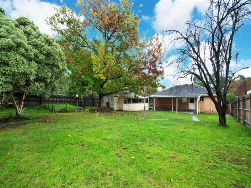 8 MANDOWIE Crescent, Croydon VIC 3136