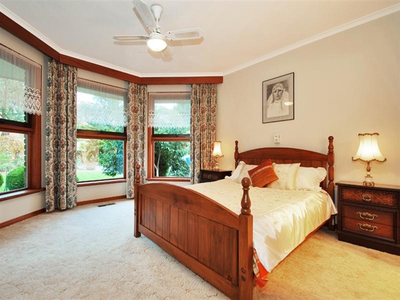 9 ST ANDREWS Close, Croydon VIC 3136