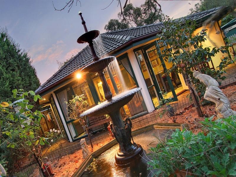 34 BLAZEY Road, Croydon South VIC 3136