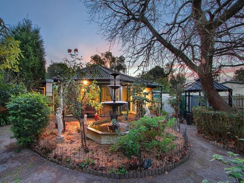 34 BLAZEY Road, Croydon South VIC 3136