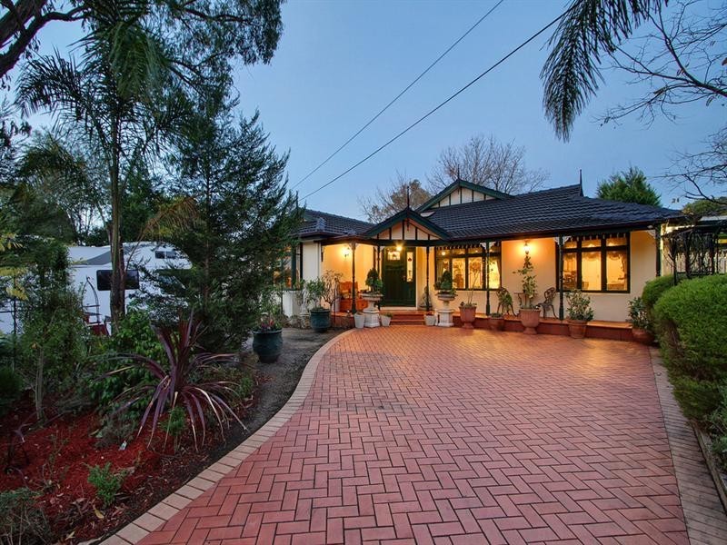 34 BLAZEY Road, Croydon South VIC 3136
