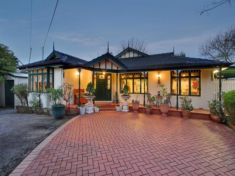 34 BLAZEY Road, Croydon South VIC 3136