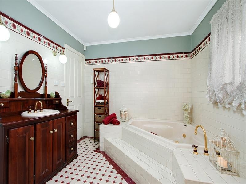 34 BLAZEY Road, Croydon South VIC 3136