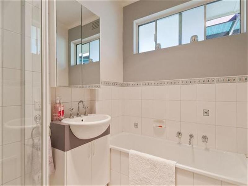 34 BALCOMBE Avenue, Mooroolbark VIC 3138