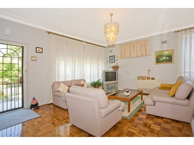 28 Jindabyne Crescent, Peakhurst Heights NSW 2210