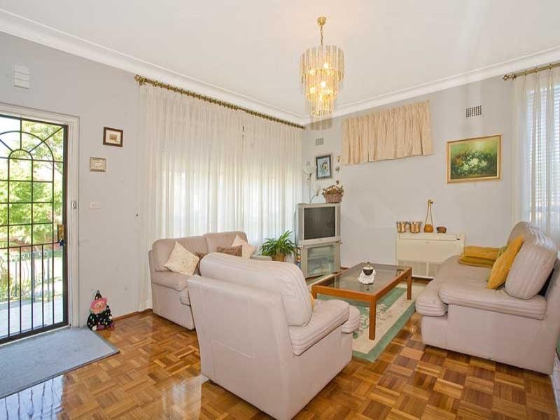 28 Jindabyne Crescent, Peakhurst Heights NSW 2210