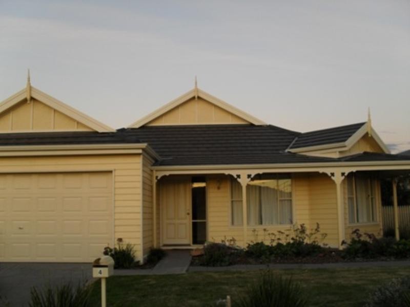 4 AISBETT Close, Lynbrook VIC 3975