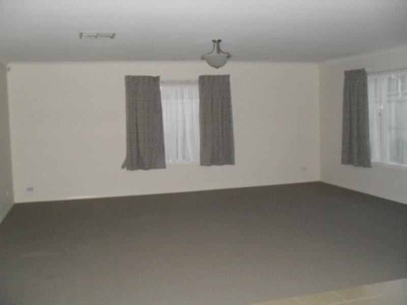 4 AISBETT Close, Lynbrook VIC 3975