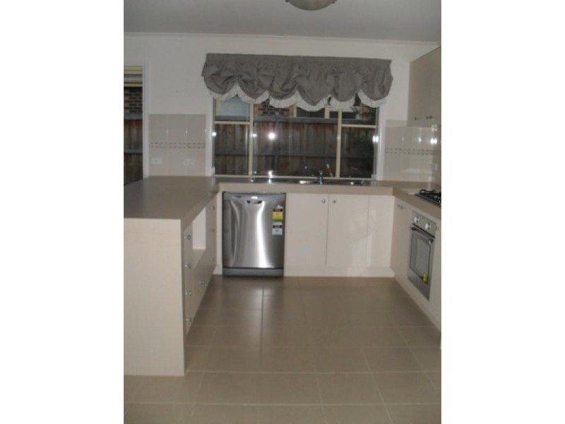 4 AISBETT Close, Lynbrook VIC 3975