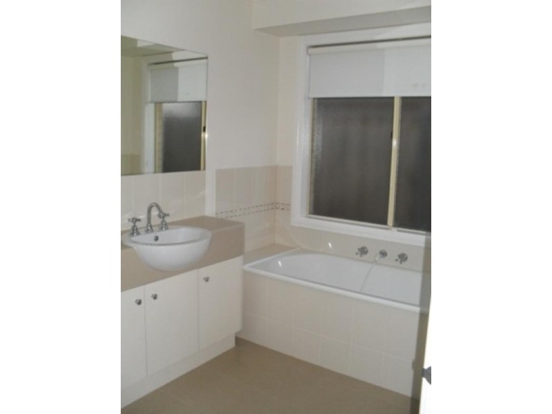 4 AISBETT Close, Lynbrook VIC 3975