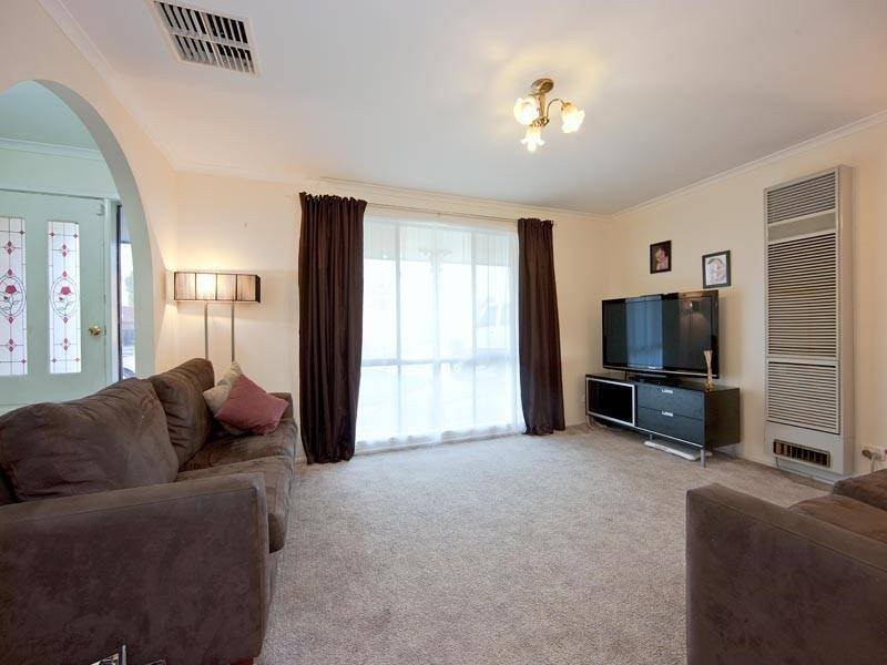 15 GREENSLOPES Drive, Carrum Downs VIC 3201