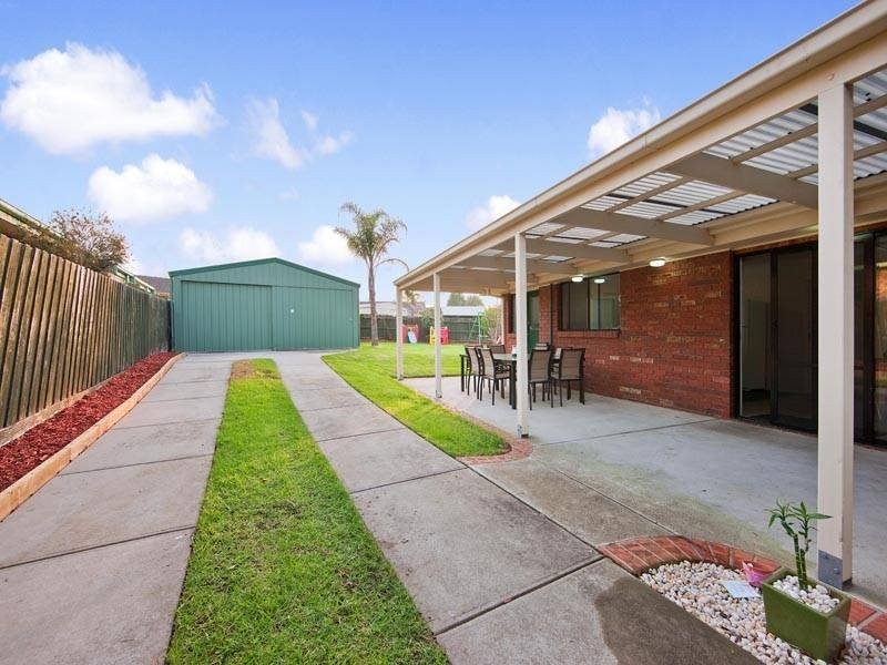 15 GREENSLOPES Drive, Carrum Downs VIC 3201