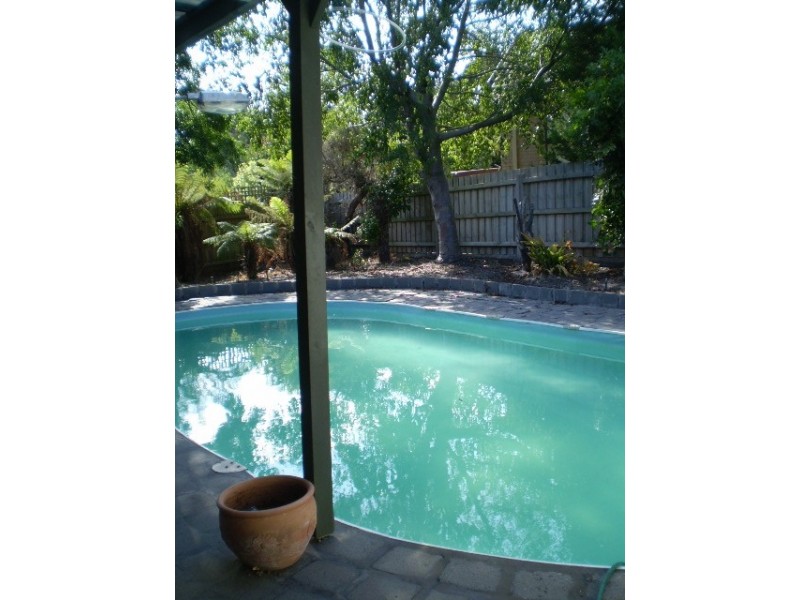 2 NETHERPLACE Drive, Frankston VIC 3199