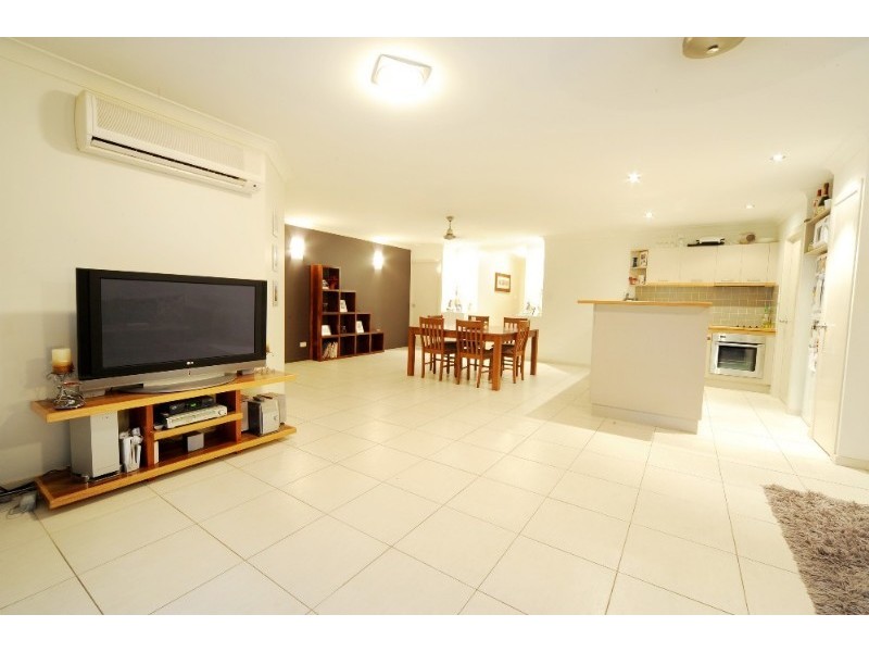 2/1 Wills Court, Cannonvale QLD 4802
