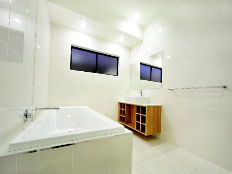 18 Whitehaven Crescent, Cannonvale QLD 4802