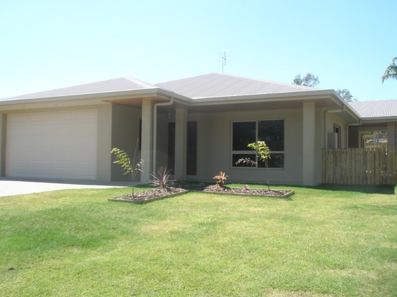 33 Valley Drive, Cannonvale QLD 4802