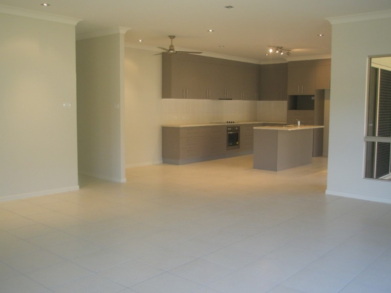 33 Valley Drive, Cannonvale QLD 4802