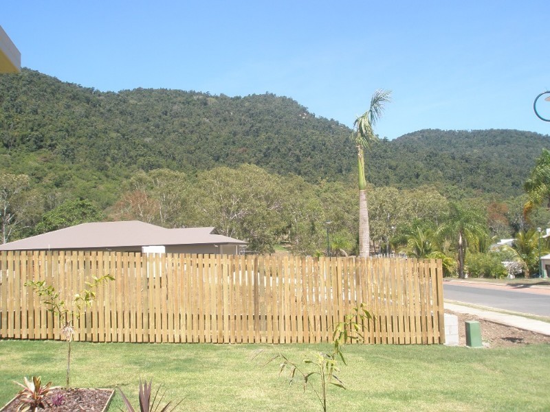 33 Valley Drive, Cannonvale QLD 4802