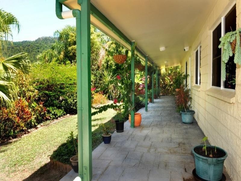 6 Grace Avenue, Cannonvale QLD 4802