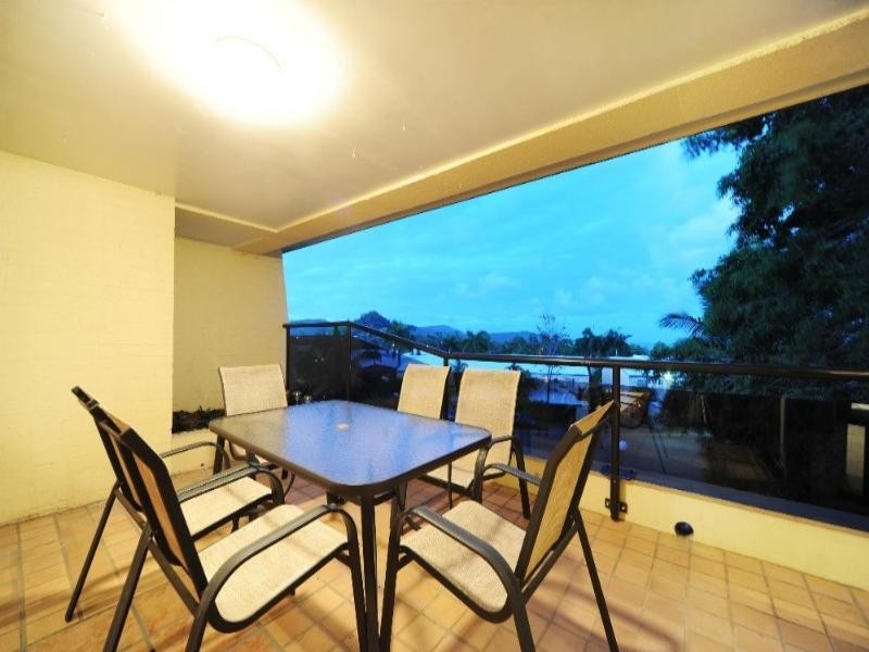 8/2 Eshelby Drive, Cannonvale QLD 4802