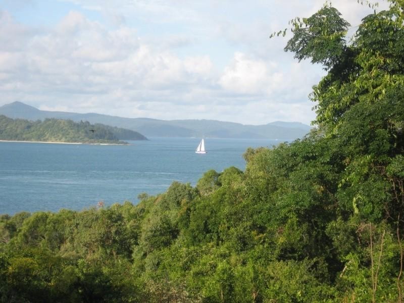 9 Passage Avenue, Shute Harbour QLD 4802